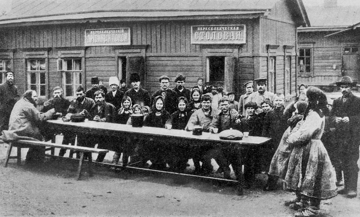 Бесплатная столовая для переселенцев на одной из станций Великого Сибирского пути.