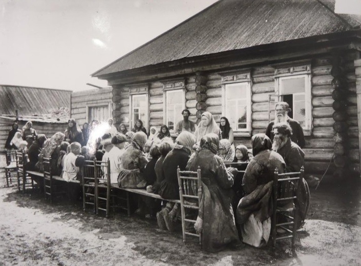 Бесплатная народная столовая во время недорода в 1891 - 1892 гг. в Нижегородской губернии.