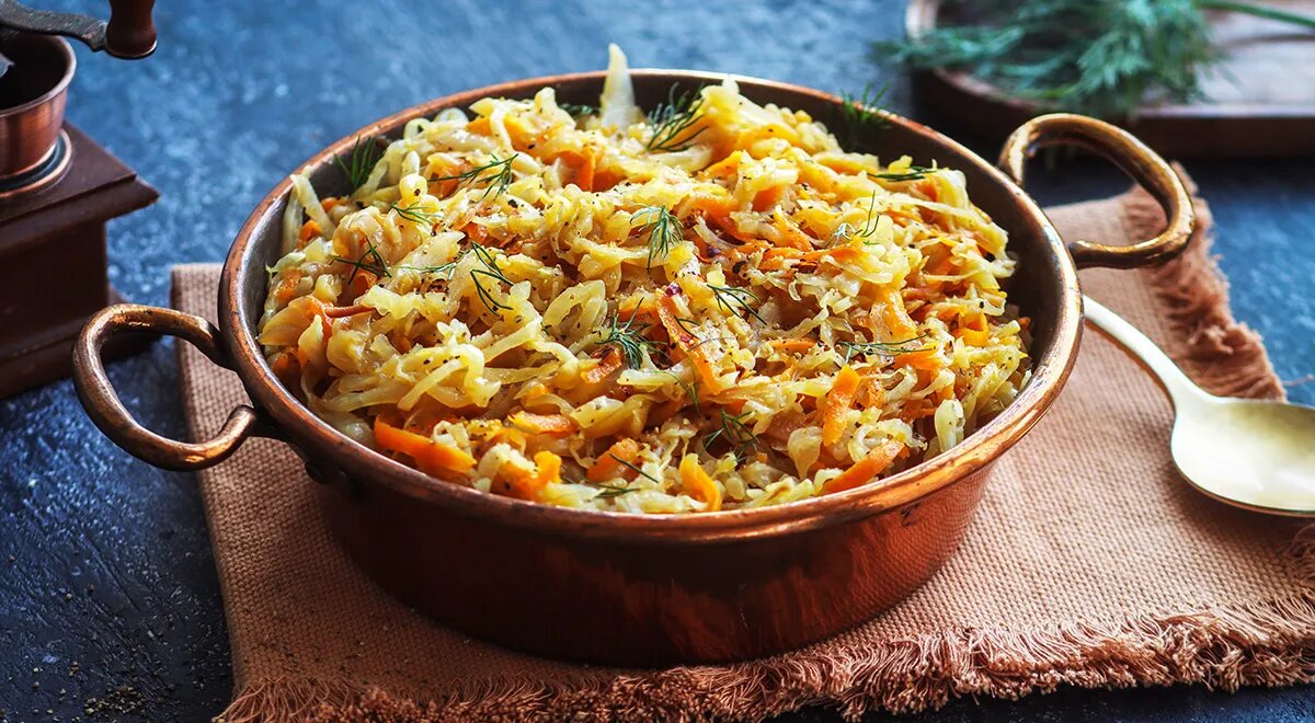 Тушеная капуста на сковороде  📷
