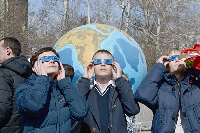    Как безопасно смотреть на Солнце во время затмения?