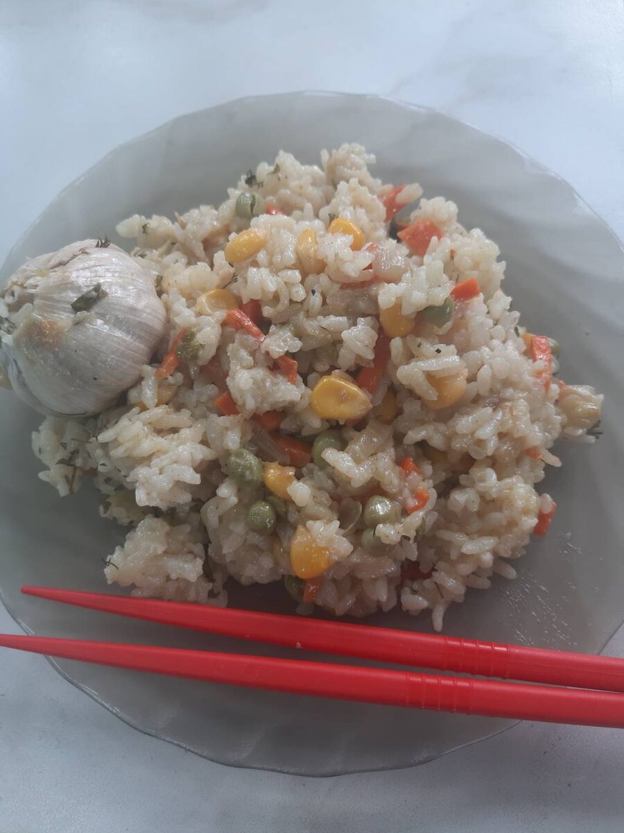 Я вообще очень люблю рис и с овощами, и с мясом и просто белый. Вкусно, полезно и питательно