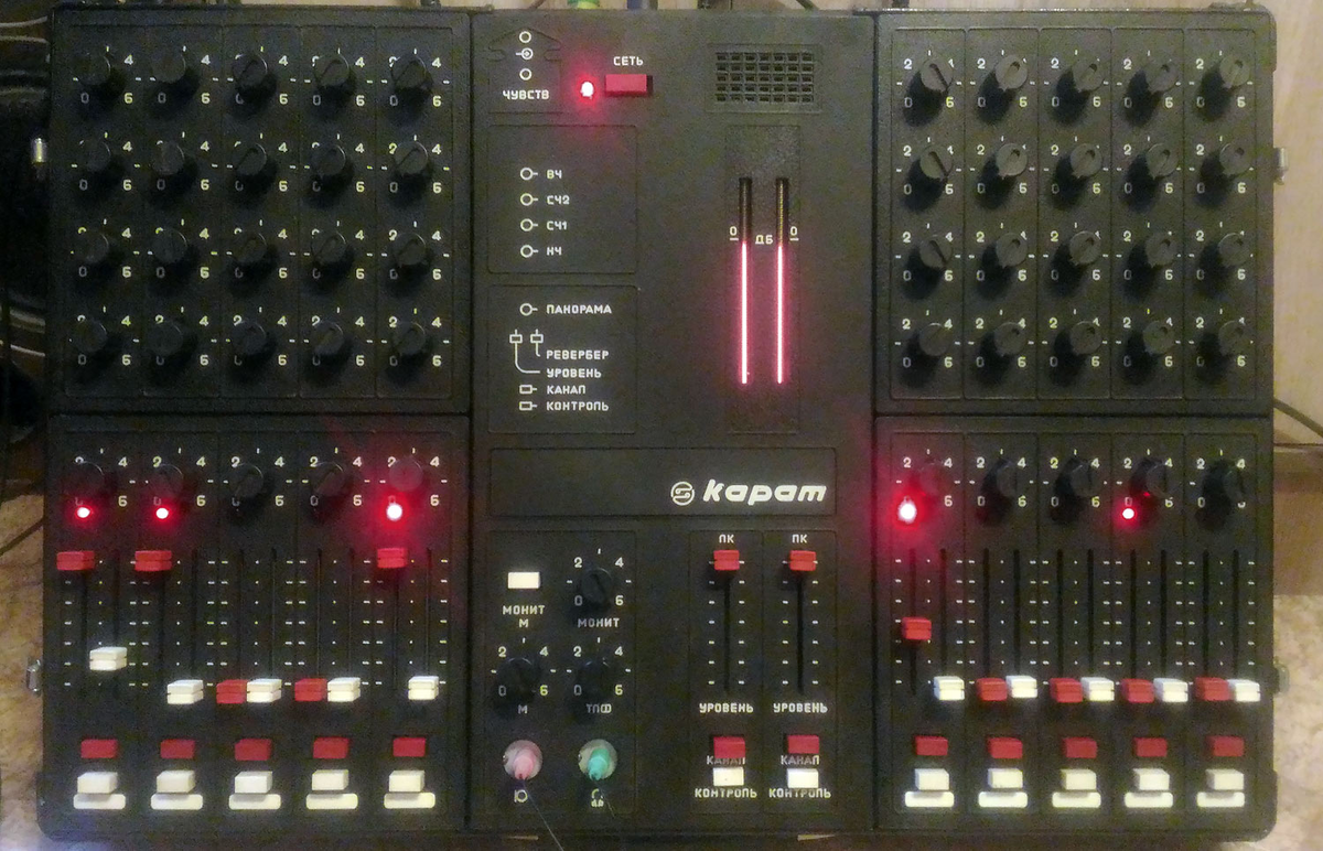 Советский 10-канальный микшерный пульт "Карат". 