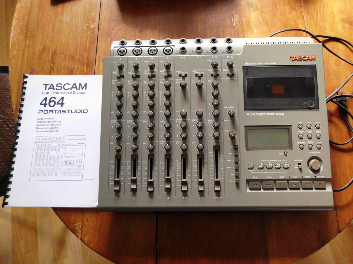 Японская четырёхдорожечная кассетная портативная студия "Tascam 464", с 12-канальным микшерным пультом. >>>>>>>>