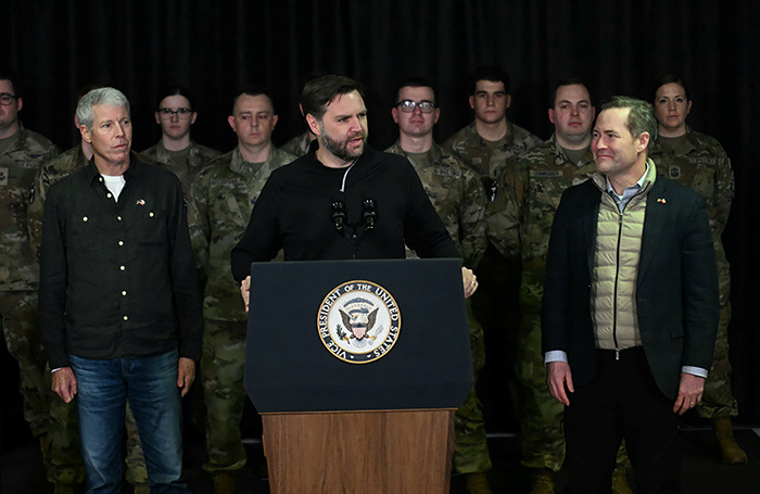    Вице-президент США Джей Ди Вэнс выступает на американской военной космической базе Питуффик в Гренландии.REUTERS/Jim Watson