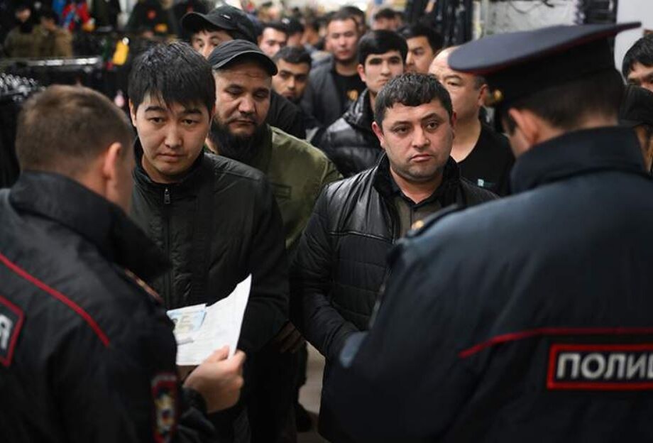 Проверка документов у мигрантов (иллюстрация из открытых источников)