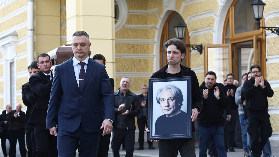 Сын актера Алексей Веселкин-младший (на первом плане справа) во время выноса гроба с телом отца.📷Фото: Михаил Терещенко / ТАСС