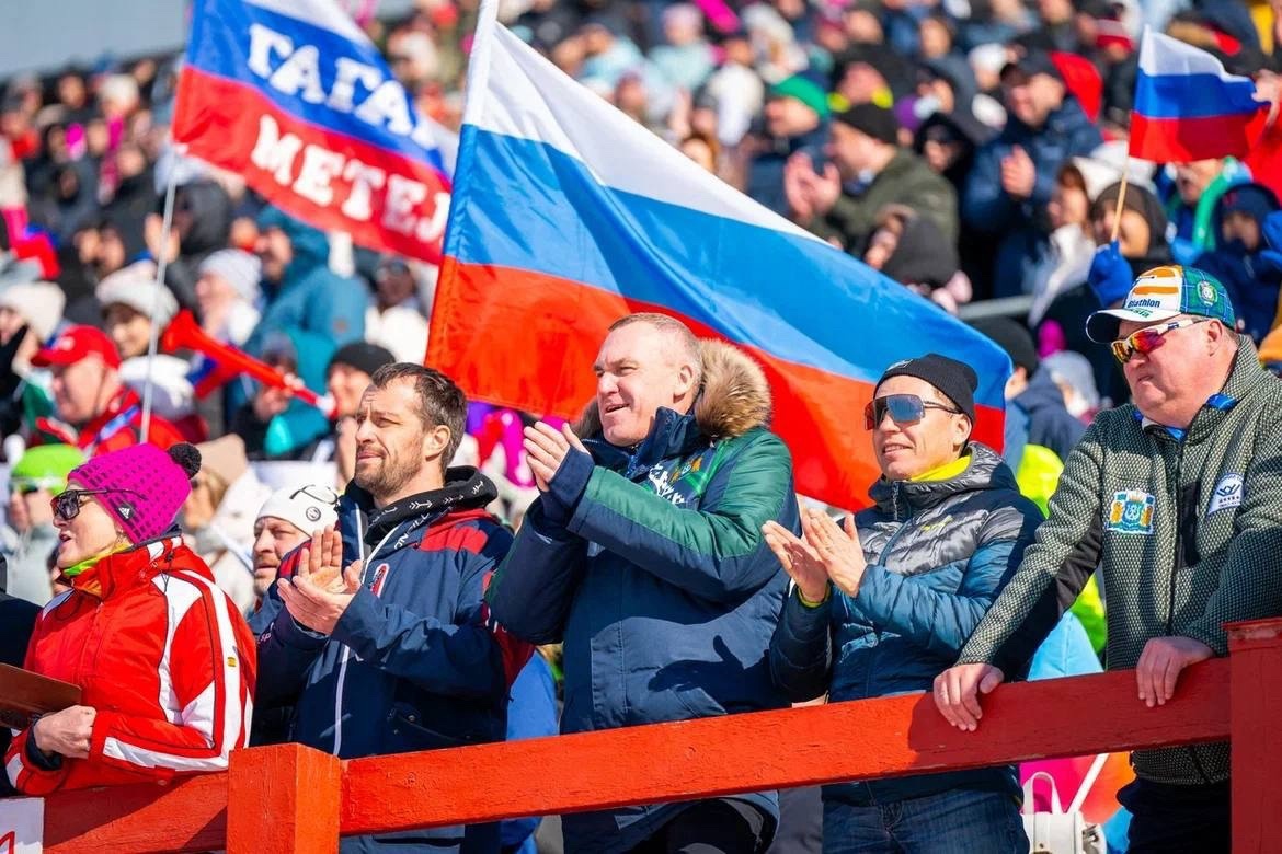    Губернатор Югры поддержал участниц женской эстафеты по биатлону с трибун