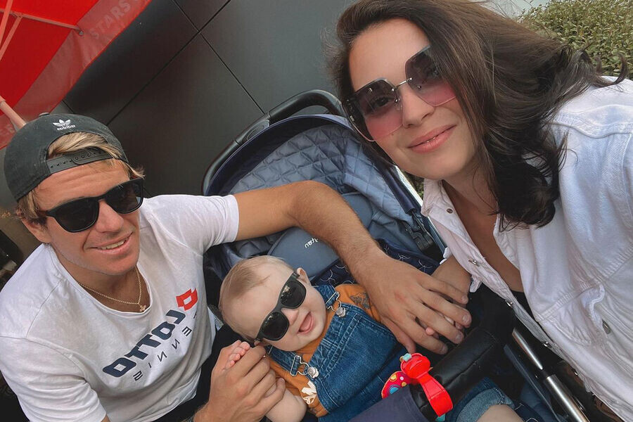 Аделина Сотникова с мужем и сыном