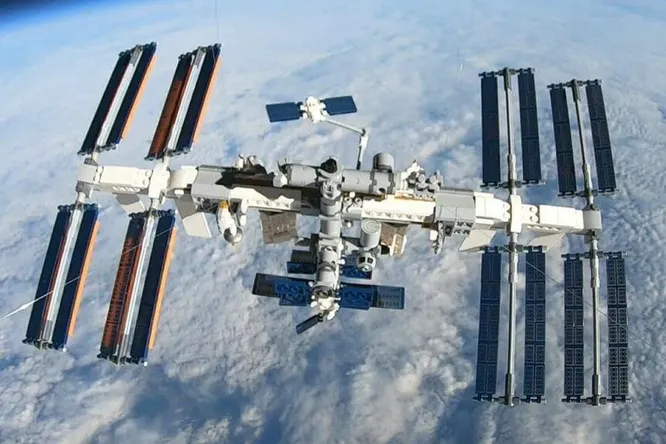 Международная космическая станция (МКС). Источник фото: https://www.techinsider.ru/popmem/1567813-neozhidanno-kto-zapravlyaet-elektrichestvom-na-mks-i-ot-chego-kosmonavtam-prishlos-otkazatsya/