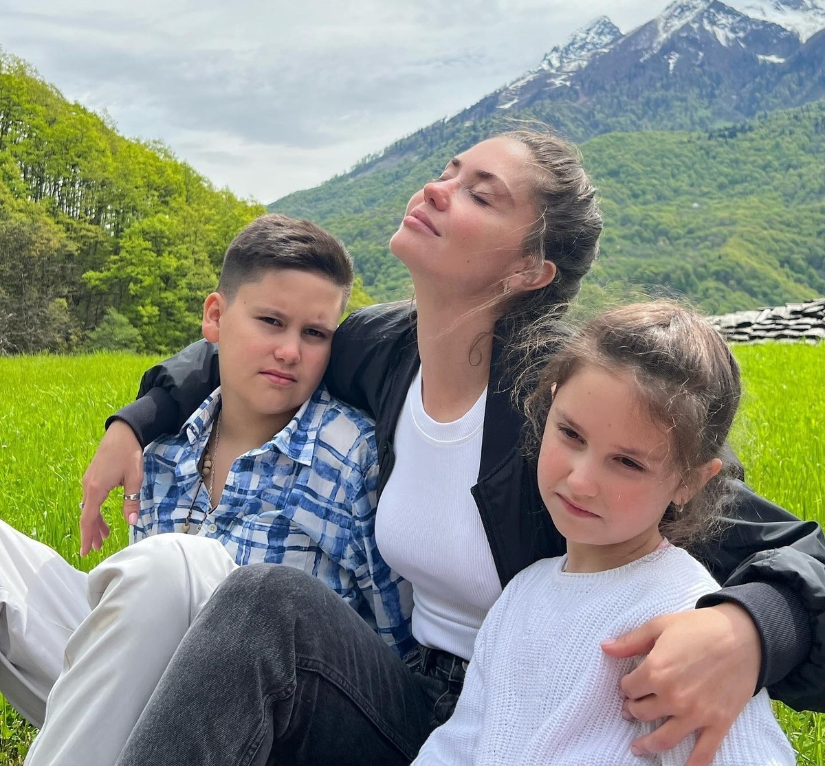 Агата Муцениеце с Тимофеем и Мией