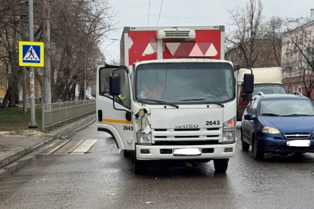    В Воронеже на улице Героев Стратосферы грузовик сбил 13-летнюю девочку