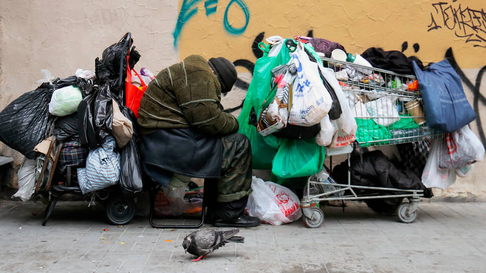 Бездомный с вещами на улице в Санкт-Петербурге.📷Фото: Евгений Зайцев / Коммерсантъ