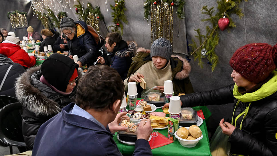 Бездомные во время рождественской трапезы в «Ангаре спасения» православной службы «Милосердие» в Москве.📷Фото: Мария Потокина / Коммерсантъ
