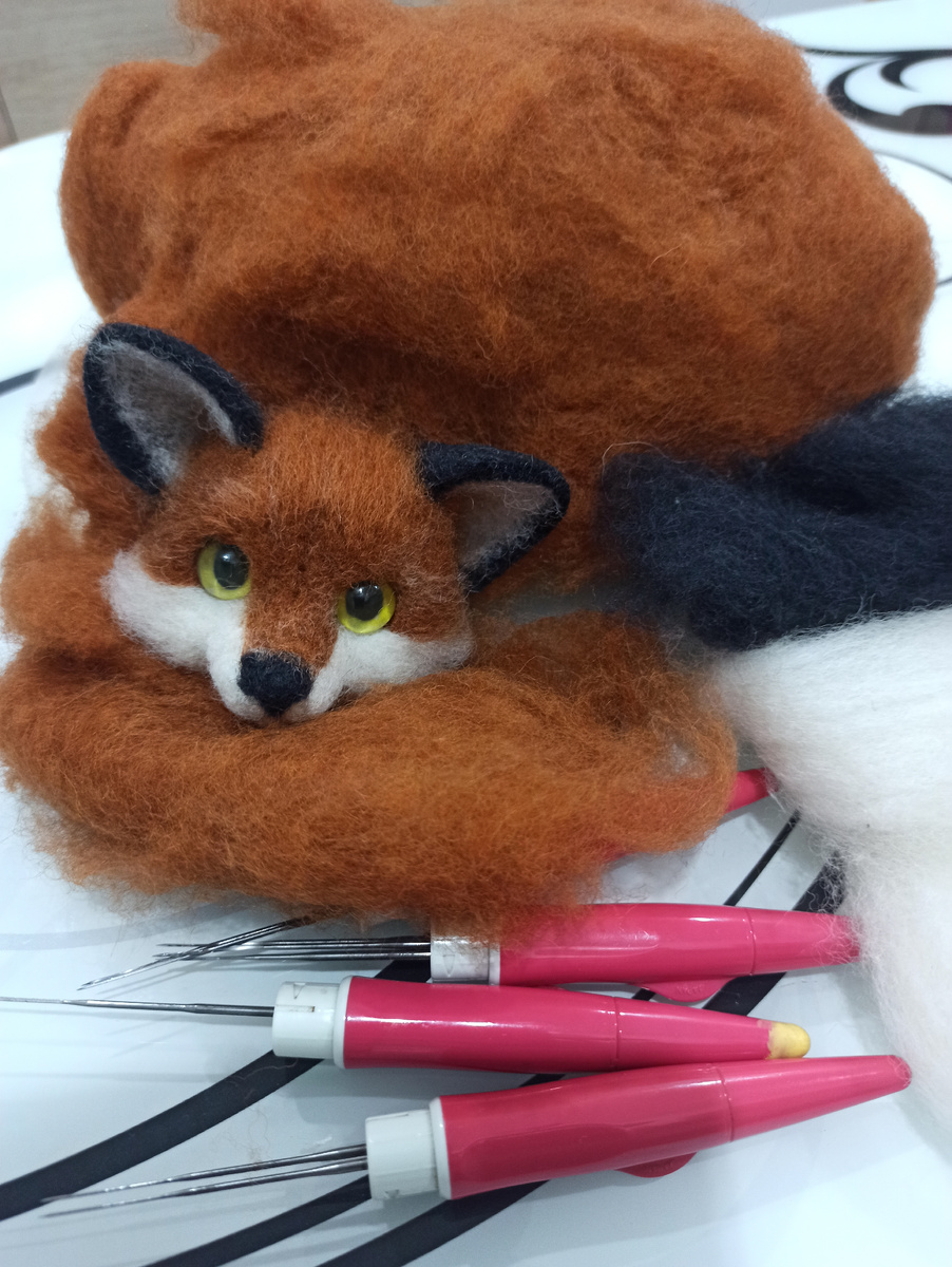 Лисичка валяная в работе