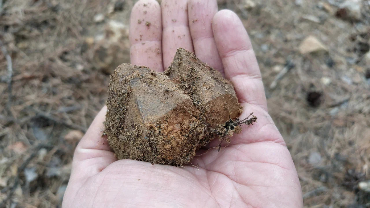 Сначала подумал, что хрусталь 