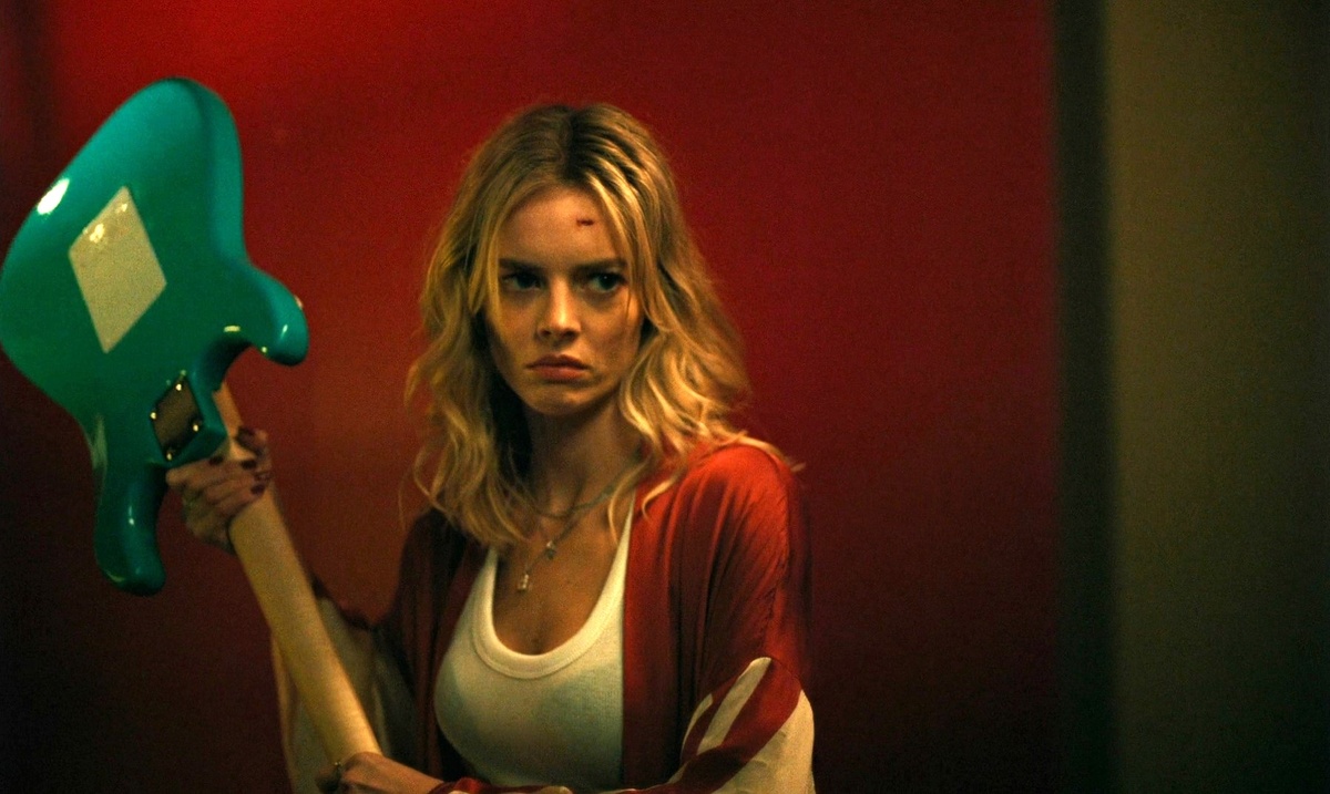 С героиней Самары Уивинг как всегда шутки плохи. Кадр из к/ф Borderline.