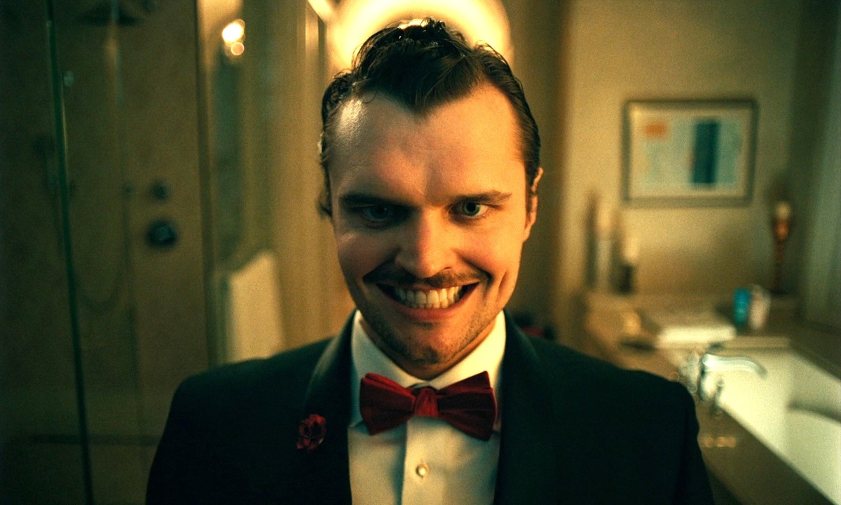 Рэй Николсон с отцовской улыбкой. Кадр из к/ф Borderline.