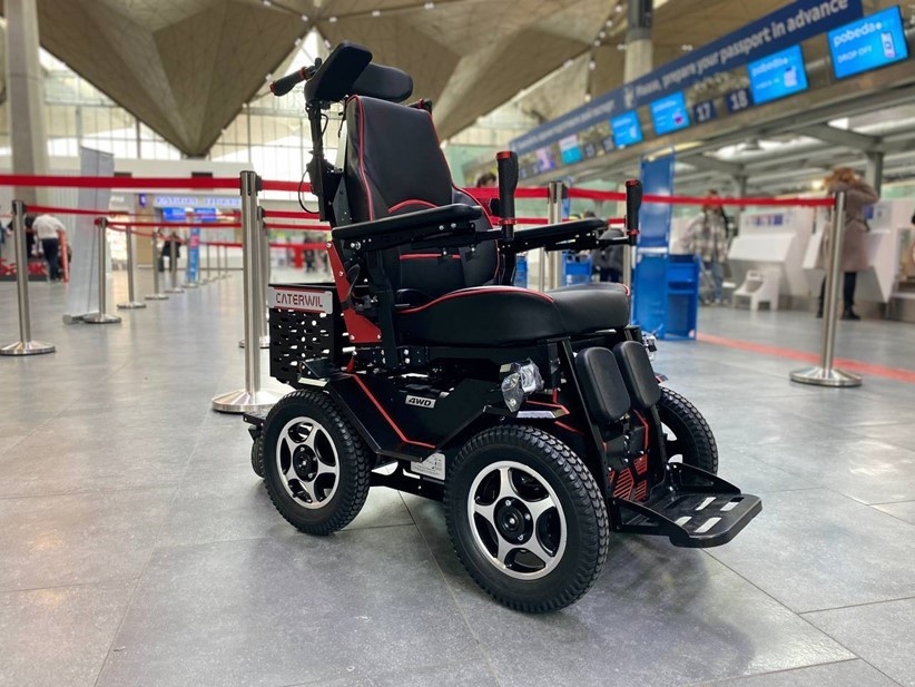    Кресло-коляска с электроприводом для маломобильных пассажиров, которое начали тестировать в петербургском аэропорту Пулково. Автор фото: Пресс-служба ООО "Воздушные Ворота Северной столицы"