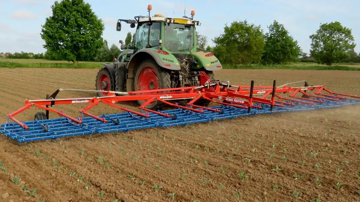 Фото: OPICO / products.opico.co.uk
Обновленная штригельная борона OPICO Comb Harrows в поле