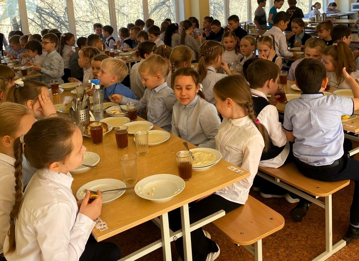 В учебном заведении – два корпуса, одному порядка 50 лет, второму – 60. Оба здания ни разу капитально не ремонтировали. Состояние зданий было просто ужасное: разрушена кирпичная кладка, цоколь, давно требуют ремонта стены, кровля, лестницы. А нагрузка на школу – колоссальная, сюда ходит 1700 детей. Учебный процесс пришлось организовать в три смены, под уроки отдали даже библиотеку! Но это не помогает, классы переполнены, дети, что называется, сидят друг у друга на головах. Остро не хватает парт, из-за чего дети пишут, сидя за пианино.