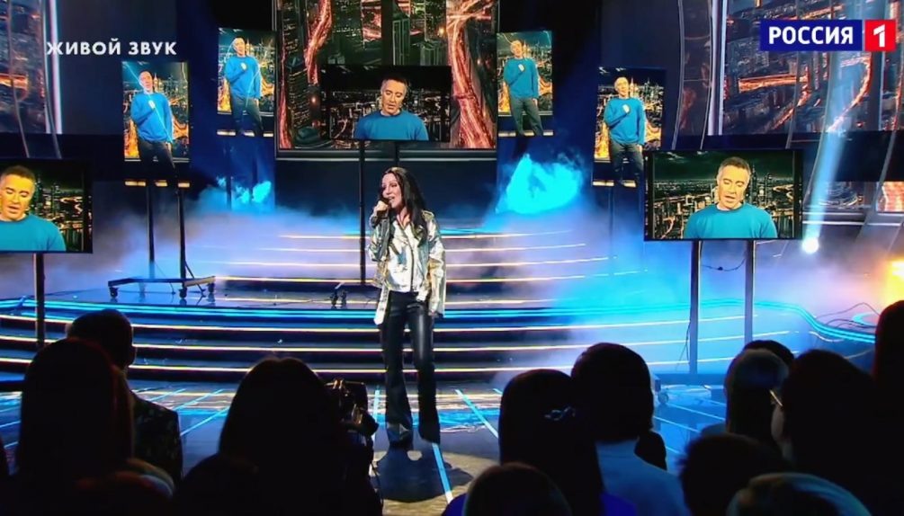    Мария Зайцева в образе Шер и Эроса Рамазотти/ кадр из шоу "Один в один!"