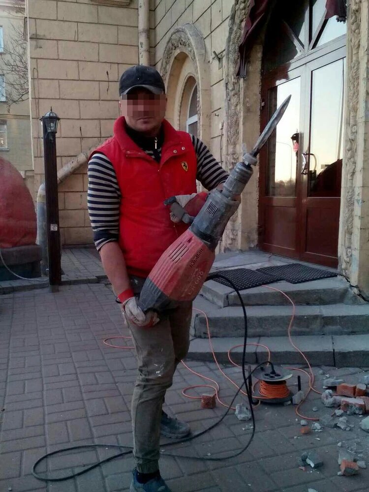 Антон подрабатывал строителем. Фото: Личная страница героя публикации в соцсети.