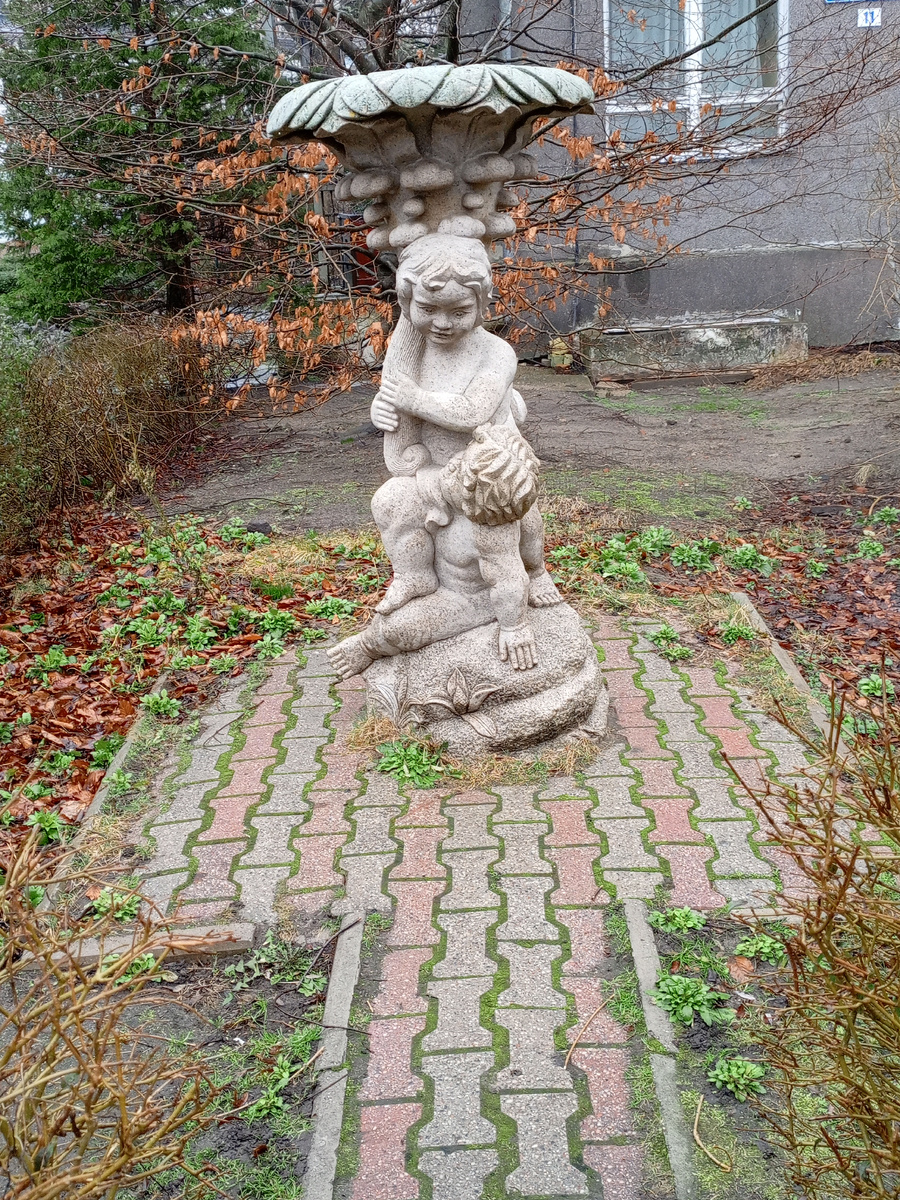 Светлогорск . Просто шли , и между домов эти ангелы .