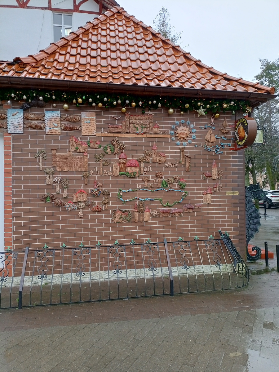 Светлогорск . Справа видите ? Морской конёк . 