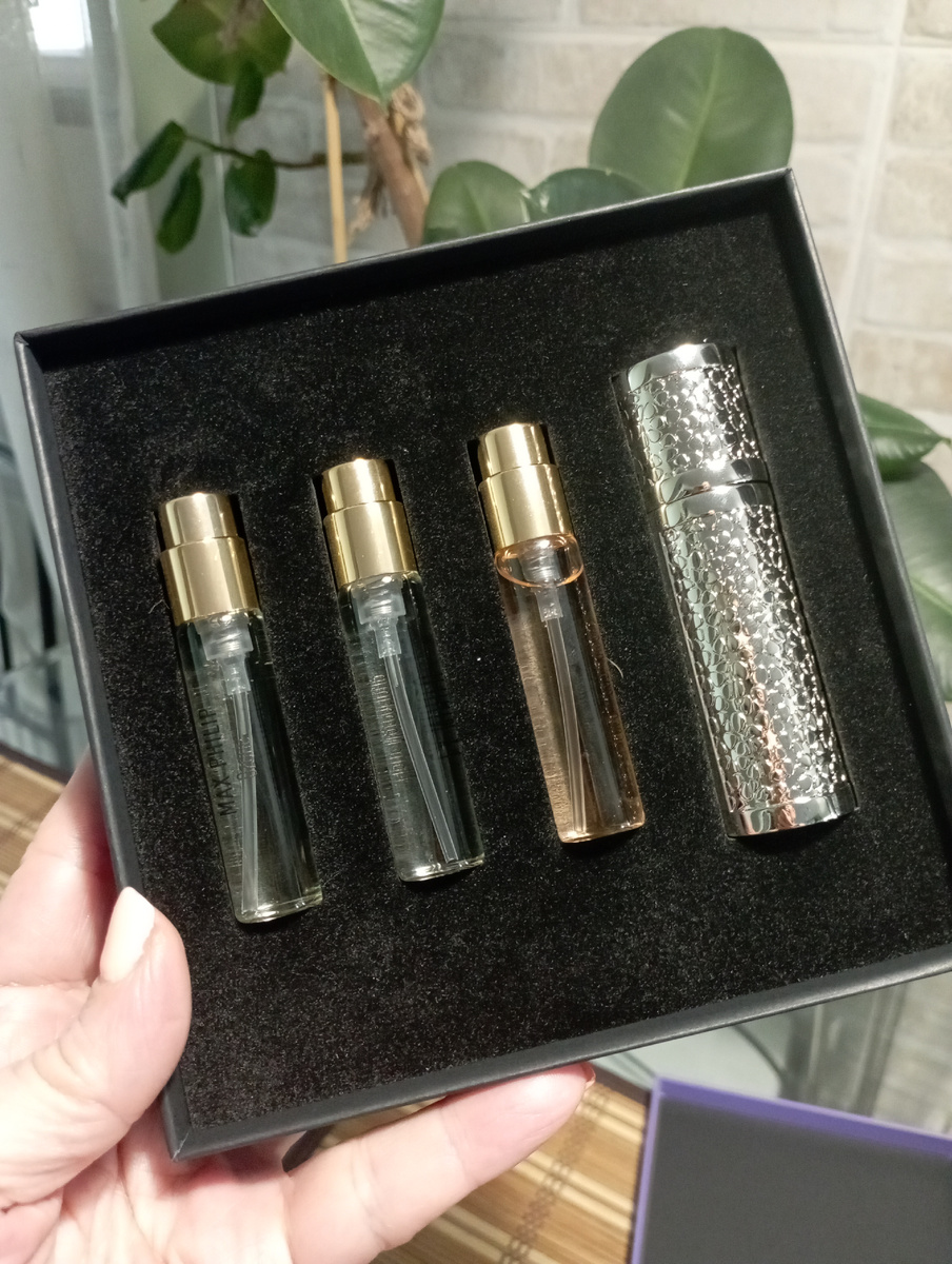 На бархатной подложке - мои миниатюры и футляр для них, чтобы можно было носить с собой в сумочке. 