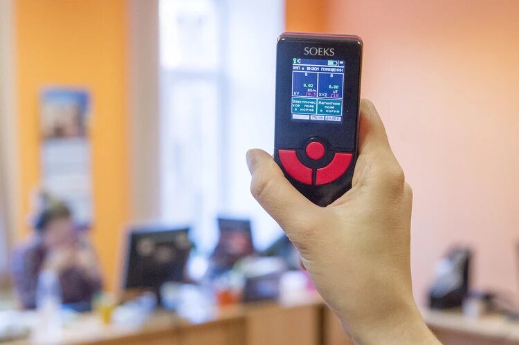 С прибором мы прошли по всем кабинетам редакции.  Фото: Олег ЗОЛОТО.