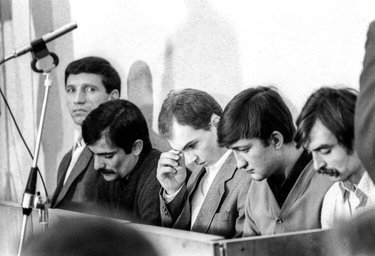 Банда Якшиянца (крайний слева) на суде.