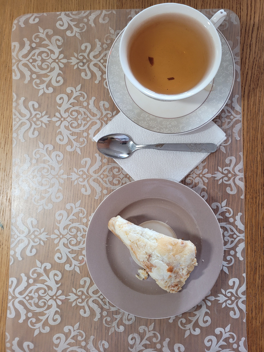 Половинка порции торта" Наполеон" из столовой, чай