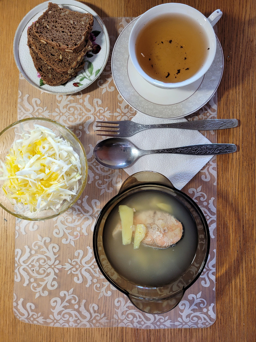 Рыбный супчик, салатик капустный, хлеб, чай