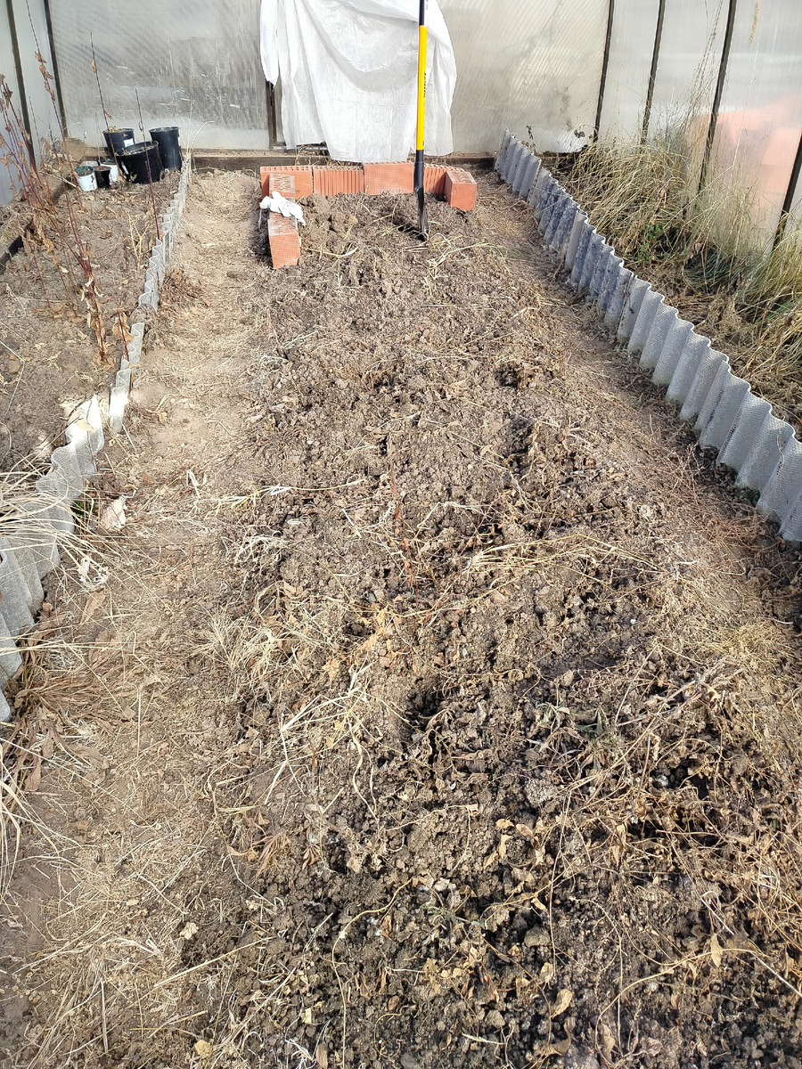 Такая у меня недоделанная  теплица.