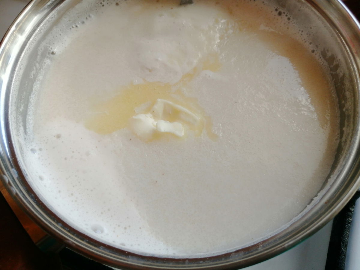 Завтрак,  манная каша с маслом. 