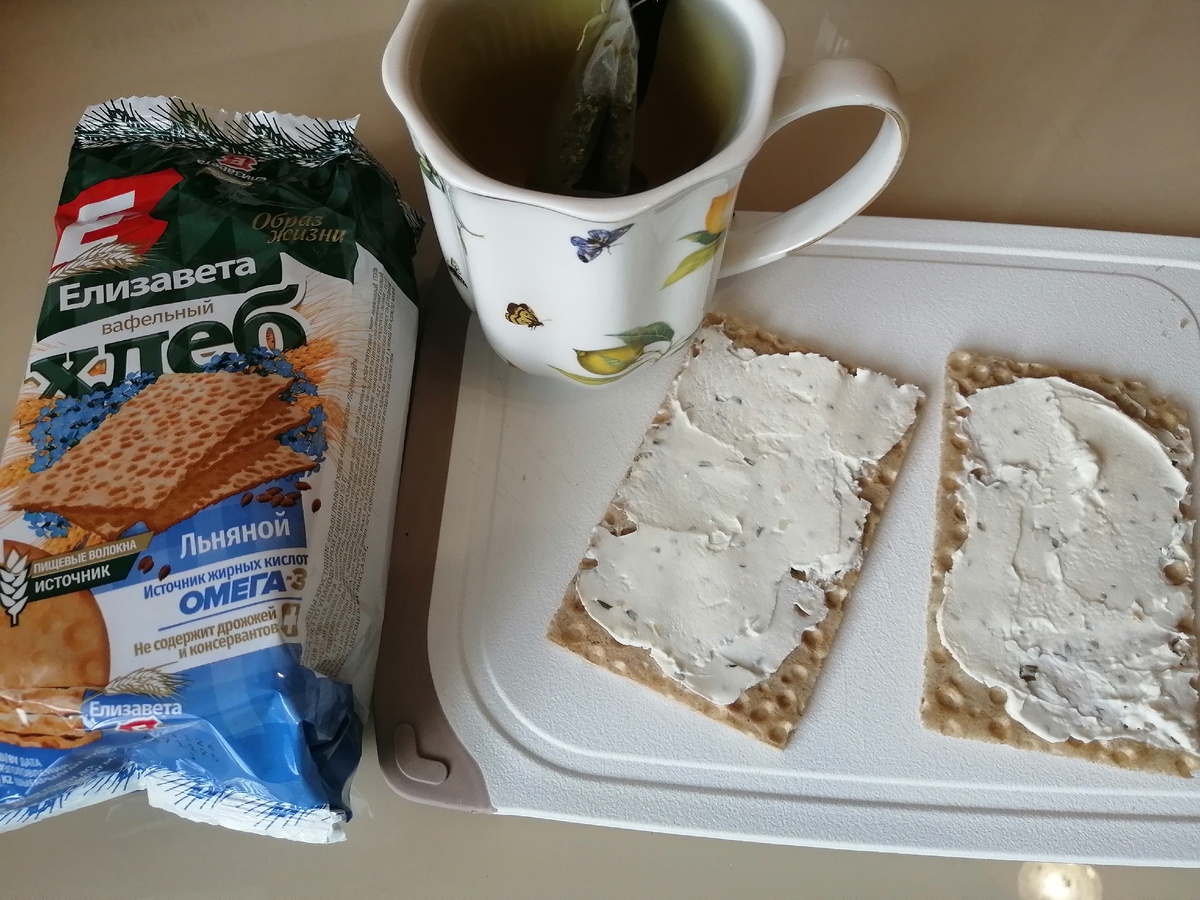 Завтрак. Бутерброды из хрустящих хлебцов и творожного сыра. Зелёный сладкий чай.