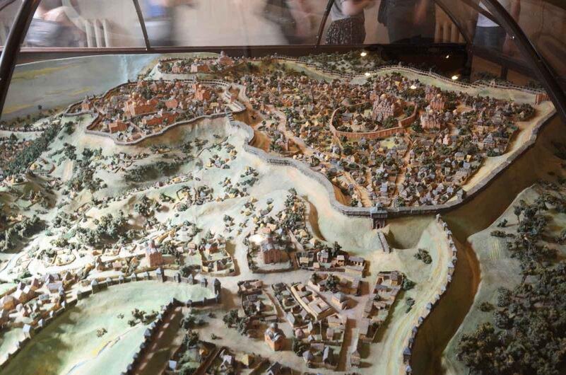 Город Ярослава (справа) на макете древнего Киева.