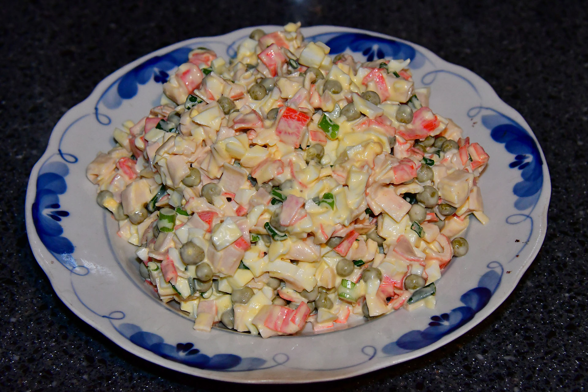 Салат крабовые палочки с зеленым луком