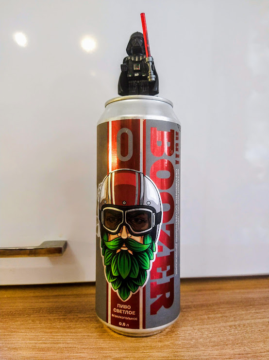 Хайзенбкрг в шлеме, типа гоньщик.