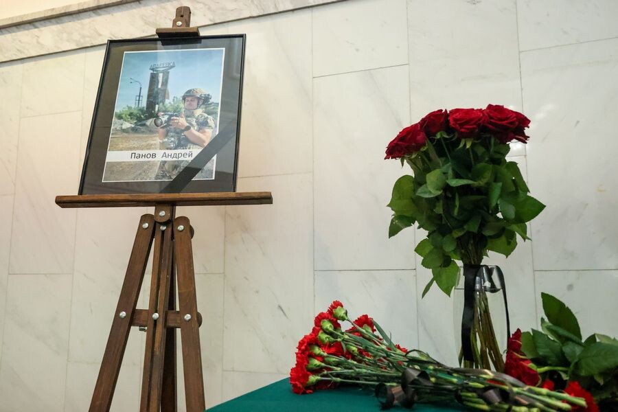    Портрет оператора телеканала «Звезда» Андрея Панова в фойе здания телеканала «Звезда» / Источник: © Евгений Мессман/ТАСС