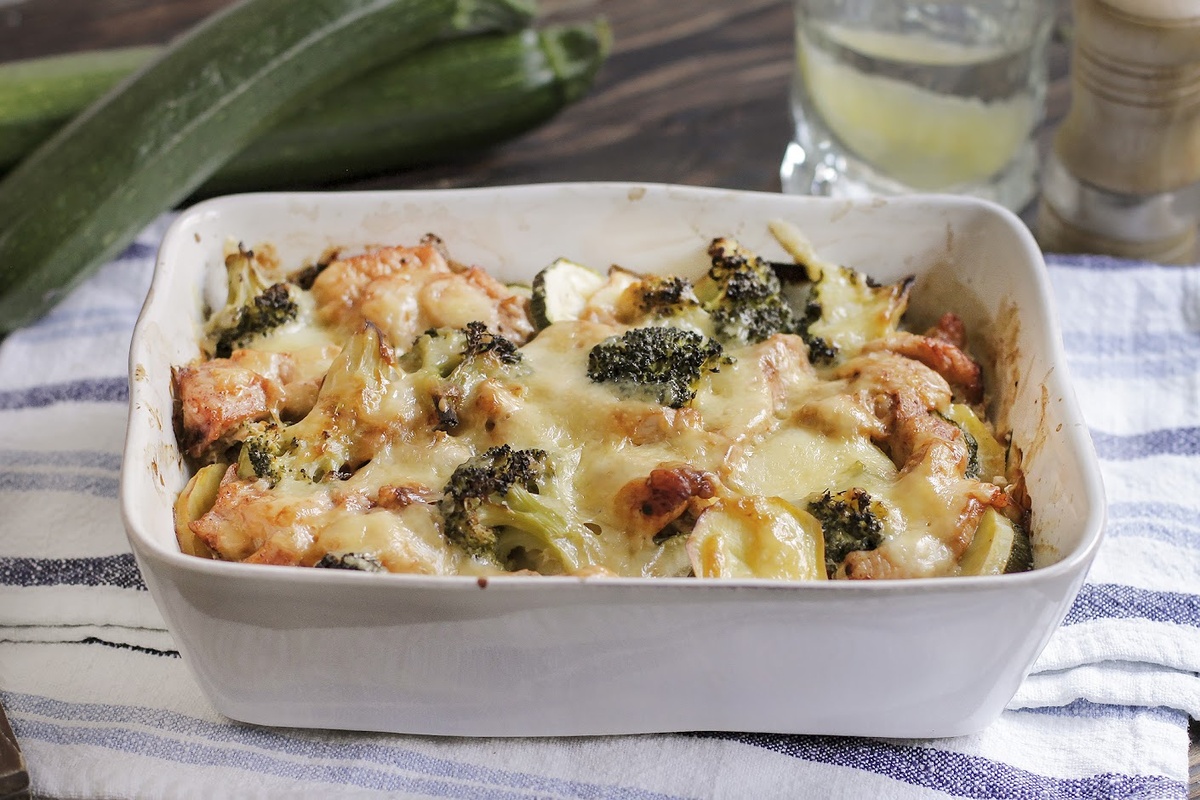 Гратен с индейкой, картофелем и цукини под сырной шапочкой