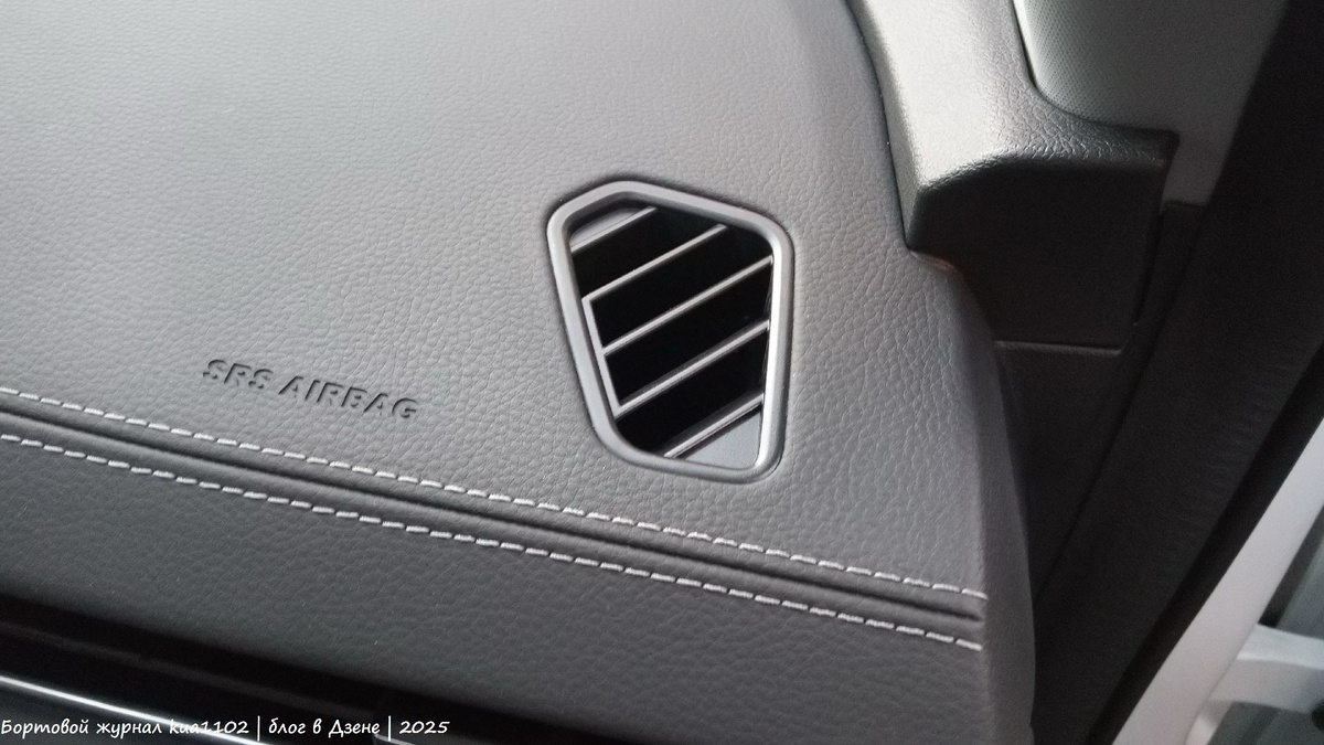 Вот так выглядит оригинальная неперешитая торпедо в кроссовере со стороны переднего пассажира. Автор фотографии kua1102