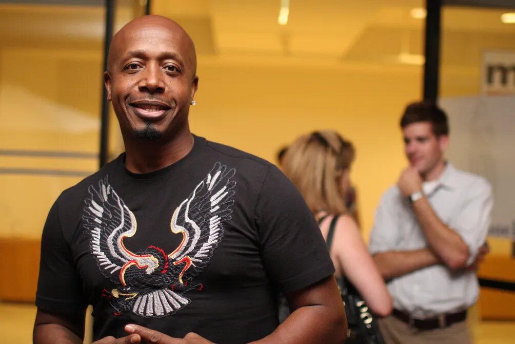 30 марта 1962 года родился Стэ́нли Ки́рк Барре́лл, более известный под сценическим псевдонимом MC Hammer (фото из открытых источников)