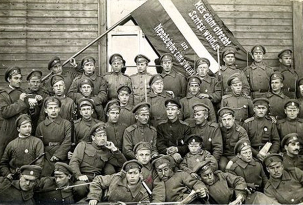 Латышские стрелки с национальным знаменем