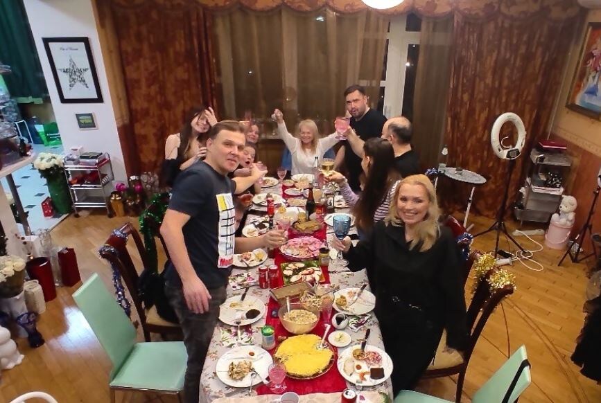 Все это время Долина продолжала жить в своей квартире, принимать гостей и учеников