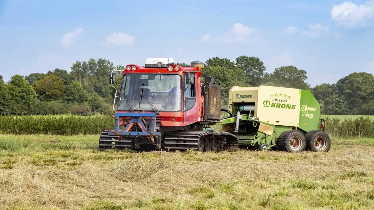 Фото: © Brockmann / agrarheute.com Модифицированный ратрак PistenBully 200 работает в паре с пресс-подборщиком Krone Round Pack 1250