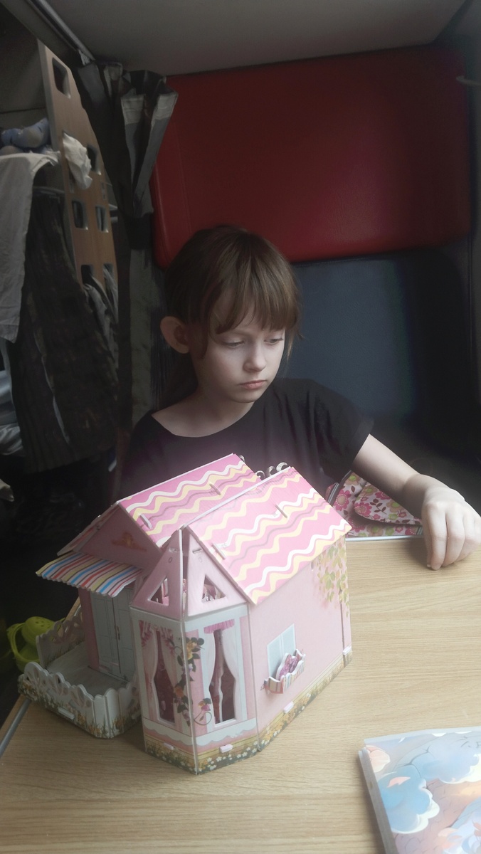 Алиса собрала домик в поезде