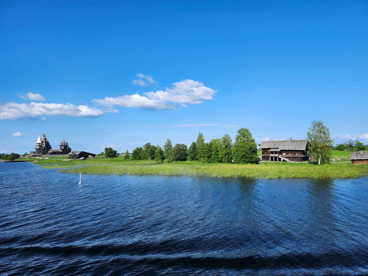 Подплывая к острову, постепенно видишь Кижский погост