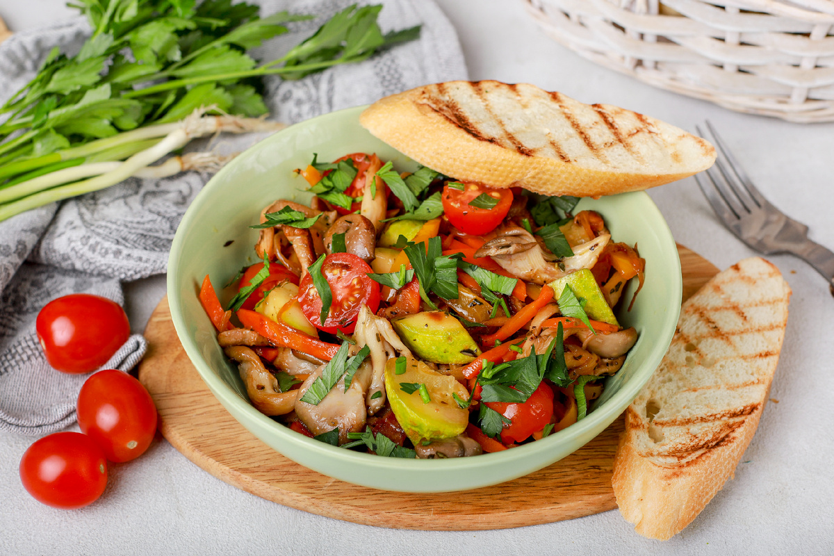 Свинина с вешенками, овощами и прованскими травами