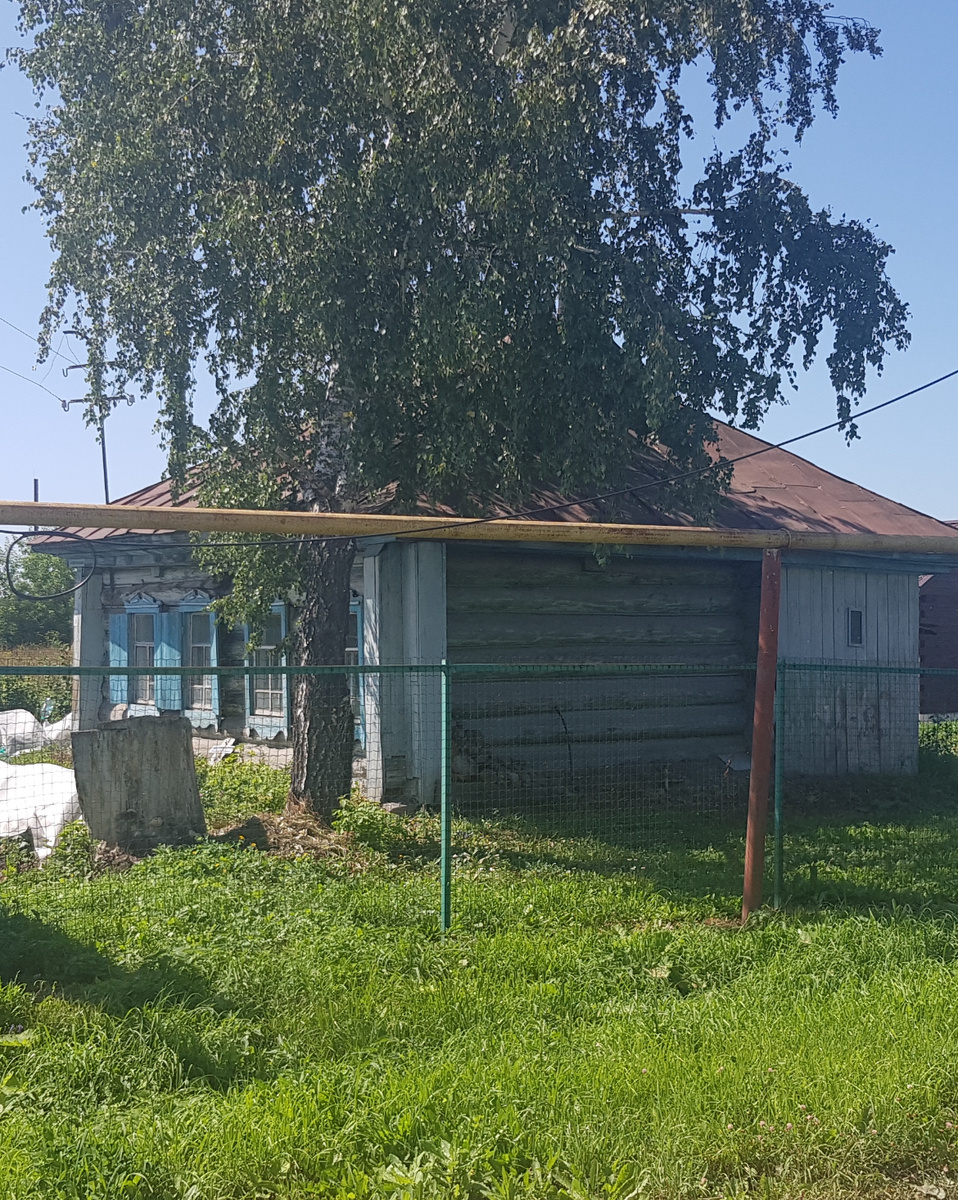 Мой дом. Без воды, канализации, но с треском дров в печи. С запахом детства и тогда еще живых родителей.